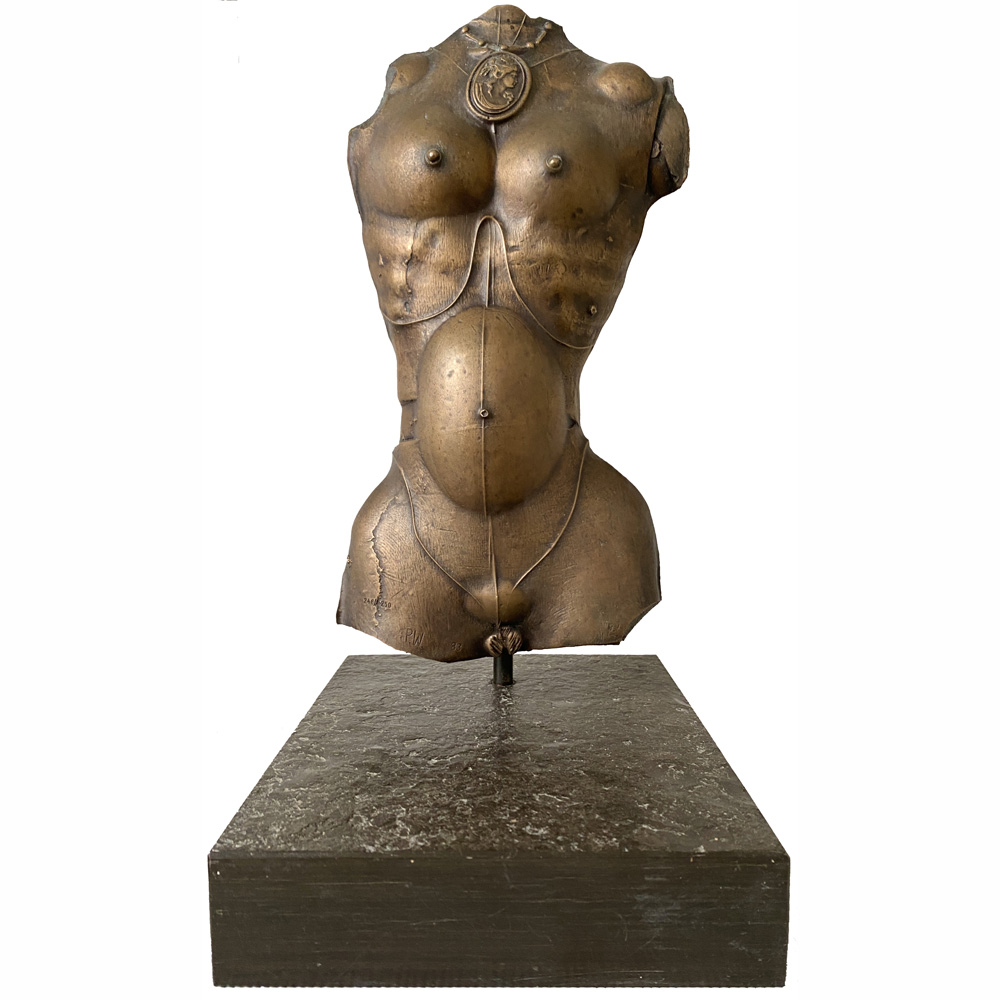 Weiblicher Torso mit Medaillon